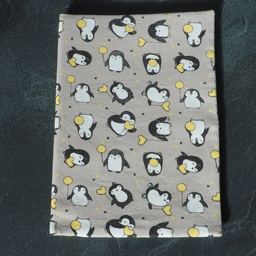 Couverture pour carnet de santé Pingouins avec des balons et des patins à glace sur fond beige. Tissus oeko-tex