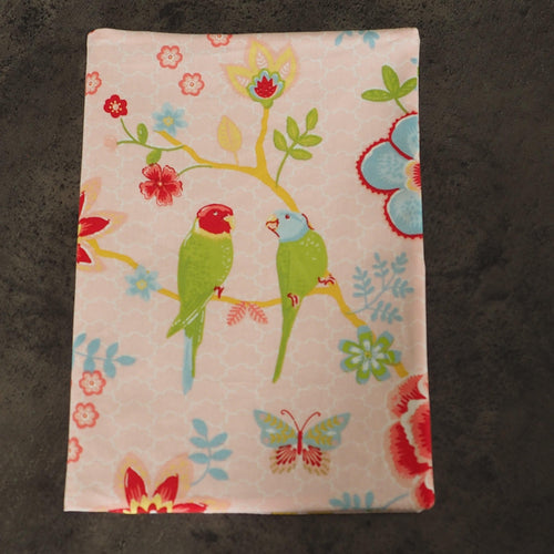 Couverture pour carnet de santé avec perruches et fleurs vert et rose. Tissu oeko-tex