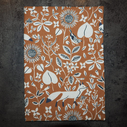 Couverture pour carnet de santé renanrds bleus sur fond marron. Tissu oeko-tex. idée de cadeau de naissance
