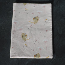 Charger l&#39;image dans la galerie, Couverture pour carnet de santé rose avec des souris et des fleurs en tissu oeko-tex
