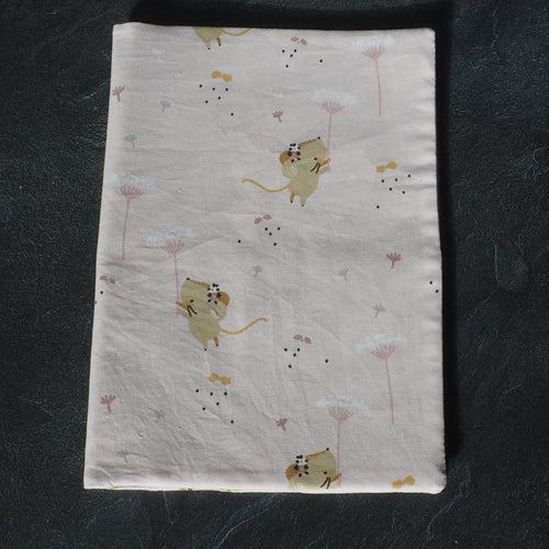 Couverture pour carnet de santé rose avec des souris et des fleurs en tissu oeko-tex