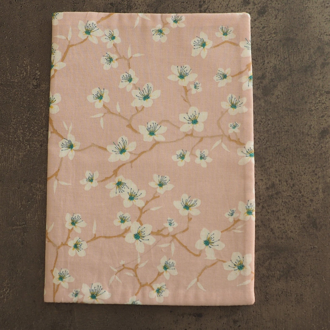 Couverture pour carnet de santé fleurs d'amandiers blanches sur fond rose. Tissus eco-responsable oeko-tex