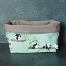 Charger l&#39;image dans la galerie, Grande corbeille vert clair et taupe avec des motifs de panda
