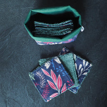 Charger l&#39;image dans la galerie, Lingettes démaquillantes fleurs roses sur fond bleu et éponge verte. Eponge 90% bambou et tissu 100% coton oeko-tex
