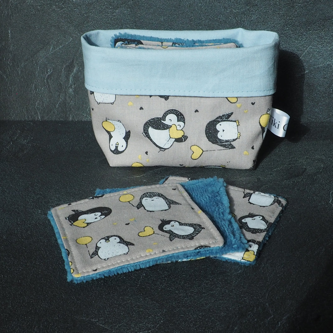 Lingettes bleu et beige avec des motifs de pingouins. Tissus 100% coton et 40% bambou oeko-tex