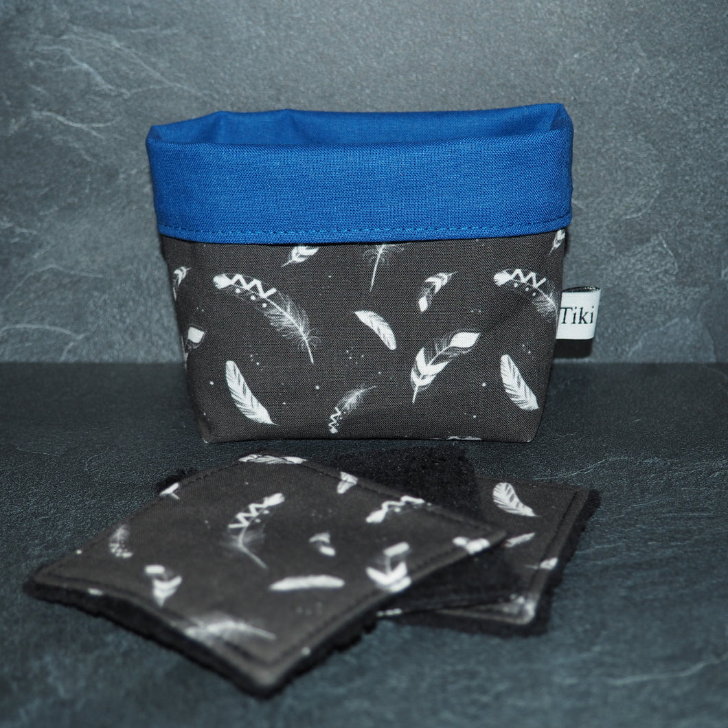 Petites lingettes aux motifs de plumes blanc et noir. Tissus oeko-tex