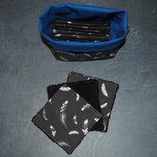 Charger l&#39;image dans la galerie, Lingettes démaquillantes plumes blanche et noir avec intérieur de panière bleu nuit. tissus oeko-tex
